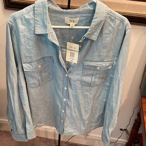 NWT LIGHT WASH DENUM TYPE SHIRT SIZE 1X